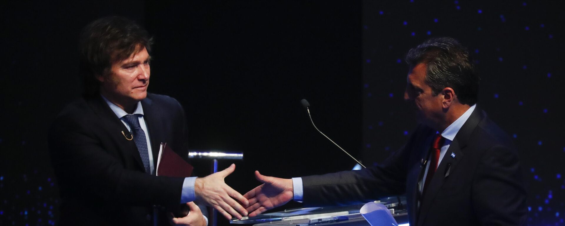Javier Milei (à esquerda) aperta a mão de Sergio Massa no final de um debate em Buenos Aires. Argentina, 8 de outubro de 2023 - Sputnik Brasil, 1920, 23.10.2023