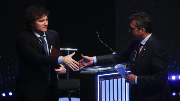 Javier Milei (à esquerda) aperta a mão de Sergio Massa no final de um debate em Buenos Aires. Argentina, 8 de outubro de 2023 - Sputnik Brasil