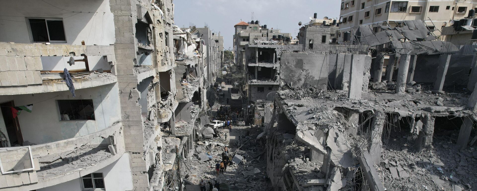 Palestinos procuram sobreviventes após o bombardeio israelense em Deir al-Balah. Faixa de Gaza, 22 de outubro de 2023 - Sputnik Brasil, 1920, 01.11.2023