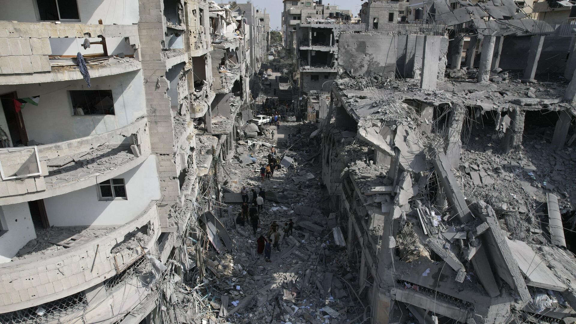 Palestinos procuram sobreviventes após o bombardeio israelense em Deir al-Balah. Faixa de Gaza, 22 de outubro de 2023 - Sputnik Brasil, 1920, 01.11.2023