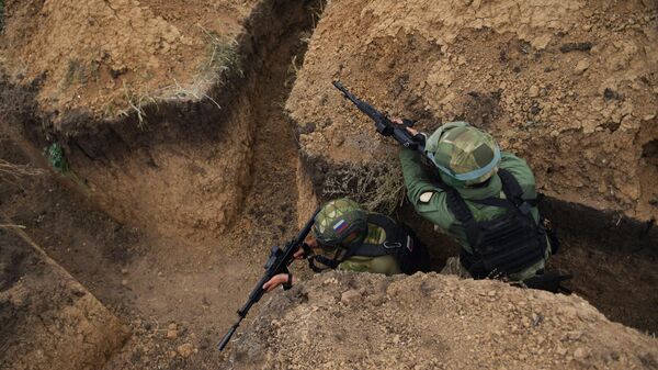 Militares russos durante treinamento em polígono na região de Zaporozhie - Sputnik Brasil