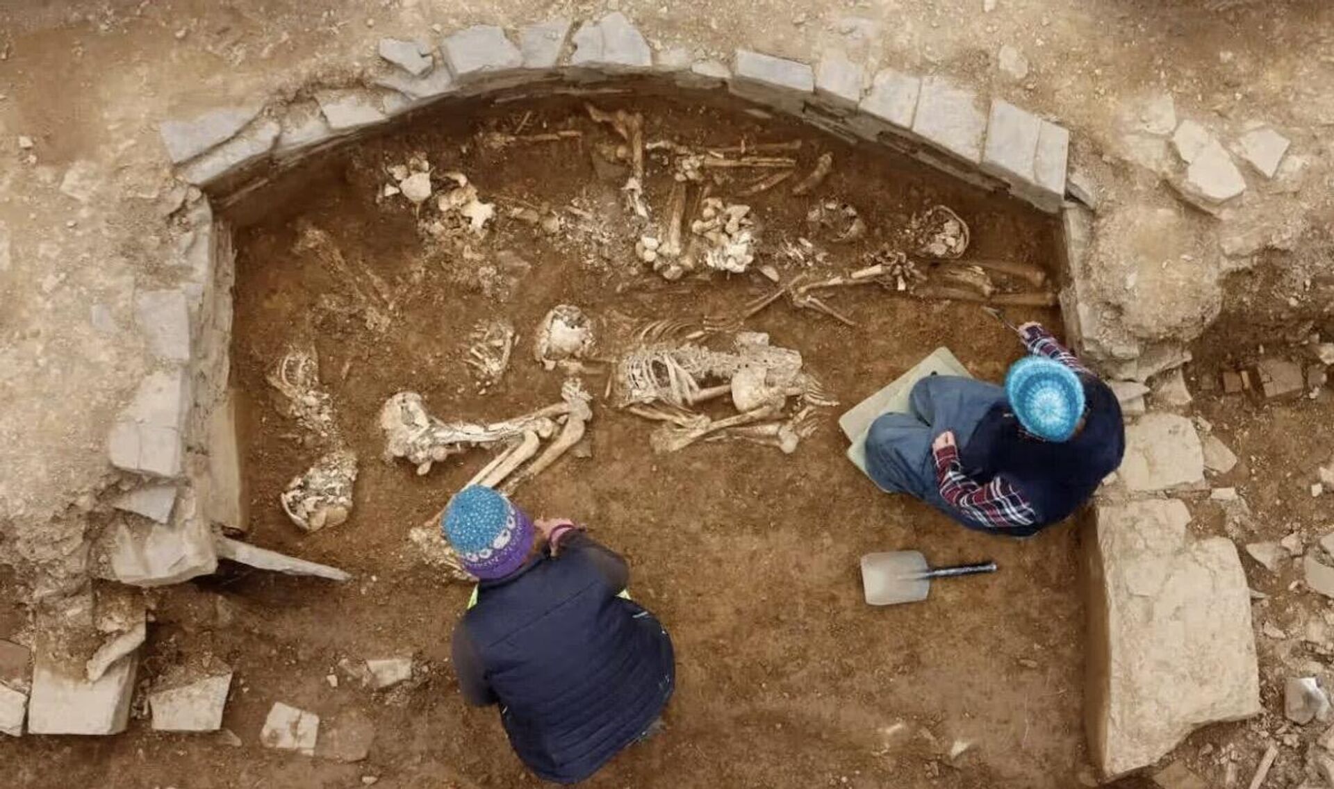 De 5.000 anos, túmulo com 14 esqueletos humanos é desenterrado na Inglaterra - Sputnik Brasil, 1920, 23.10.2023