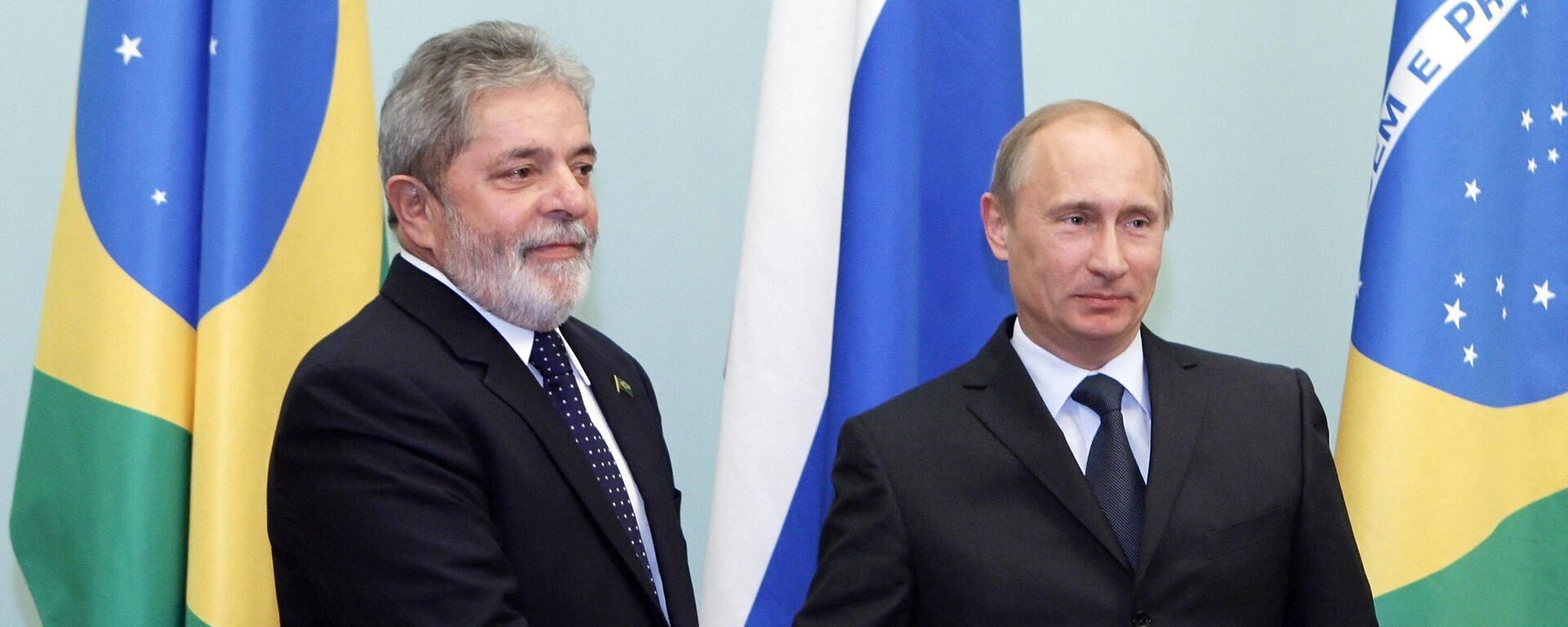 Lula da Silva, presidente do Brasil (à esquerda), e Vladimir Putin, primeiro-ministro da Rússia (à direita), se cumprimentam durante reunião em Moscou, Rússia, 14 de maio de 2010 - Sputnik Brasil, 1920, 23.10.2023