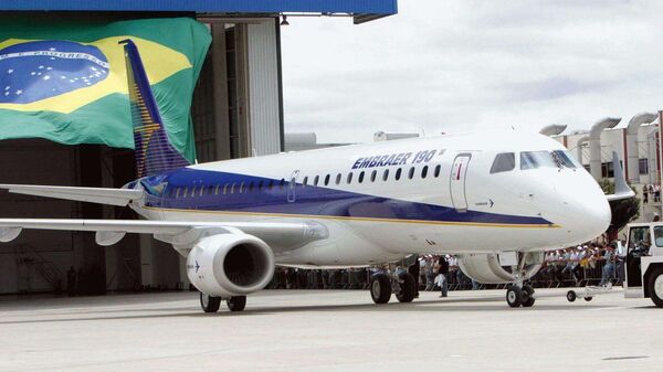 Avião produzido pela Embraer durante evento do governo federal brasileiro - Sputnik Brasil