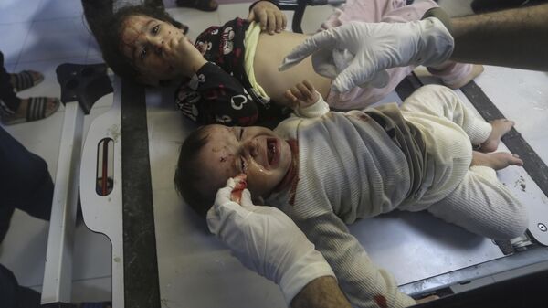 Crianças palestinas recebem tratamento em hospital de Gaza após ataque aéreo israelense. Faixa de Gaza, 23 de outubro de 2023 - Sputnik Brasil