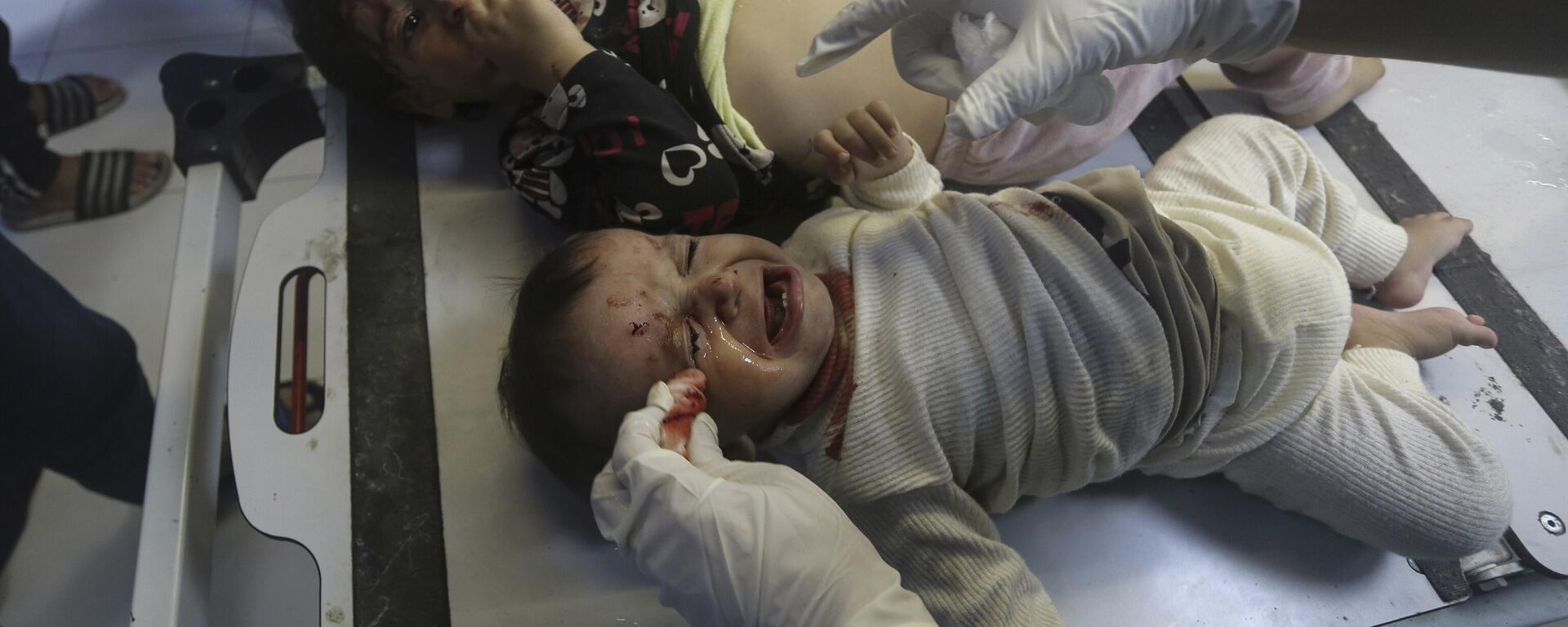 Crianças palestinas recebem tratamento em hospital de Gaza após ataque aéreo israelense. Faixa de Gaza, 23 de outubro de 2023 - Sputnik Brasil, 1920, 30.10.2023