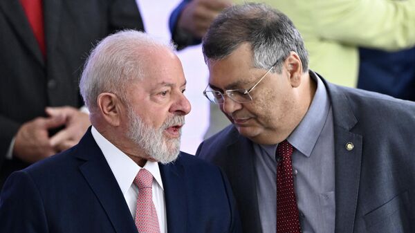 O presidente brasileiro, Luiz Inácio Lula da Silva (E), fala com seu ministro da Justiça, Flávio Dino, em Brasília, no dia 27 de setembro de 2023 - Sputnik Brasil