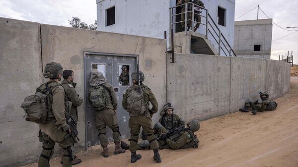 Soldados do Exército israelense participam de exercício em centro de treinamento de guerra urbana que simula a Cidade de Gaza, em 16 de janeiro de 2023 - Sputnik Brasil