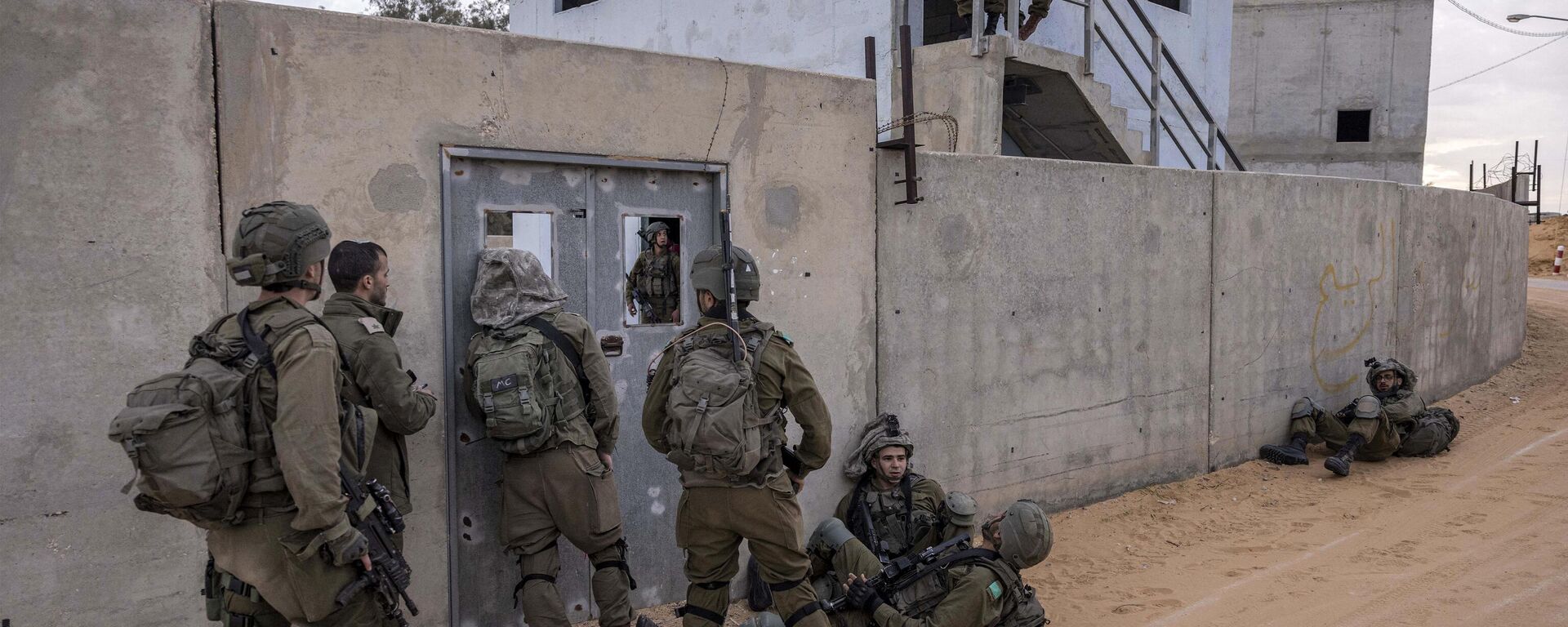 Soldados do Exército israelense participam de exercício em centro de treinamento de guerra urbana que simula a Cidade de Gaza, em 16 de janeiro de 2023 - Sputnik Brasil, 1920, 31.10.2023
