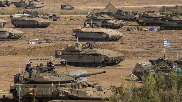Soldados israelenses se reúnem em área perto da fronteira com a Faixa de Gaza, no sul de Israel, 24 de outubro de 2023 - Sputnik Brasil
