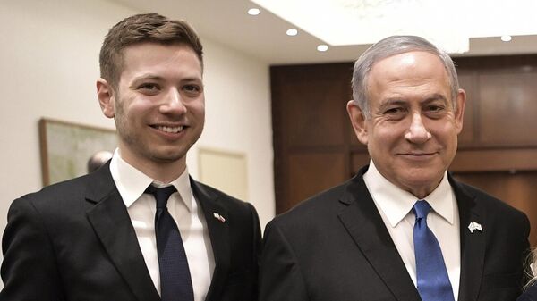 Yair Netanyahu (esquerda), junto de seu pai, o primeiro-ministro de Israel, Benjamin Netanyahu (direita) - Sputnik Brasil