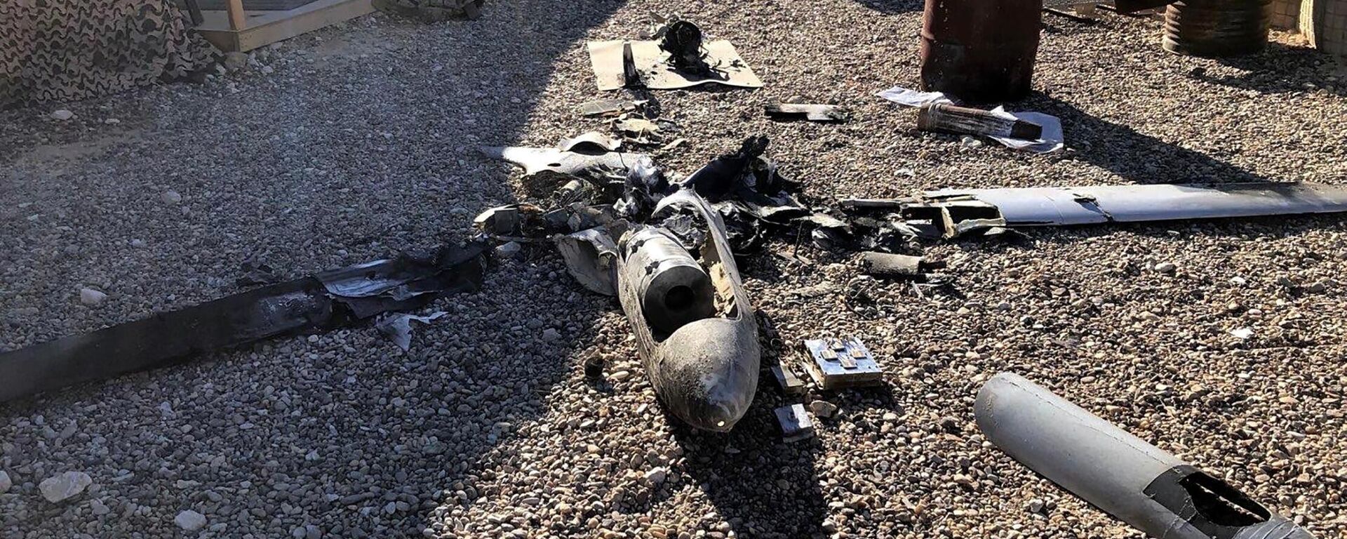 Partes dos destroços de um drone no chão perto da base aérea dos EUA de Ain al-Asad, na província de Anbar, Iraque, 4 de janeiro de 2022 - Sputnik Brasil, 1920, 04.02.2024