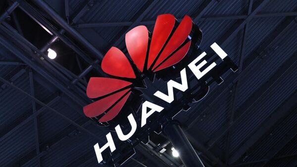 Logotipo da Huawei durante a Conferência Mundial de Inteligência Artificial (WAIC, na sigla em inglês) em Xangai, China, 6 de julho de 2023 - Sputnik Brasil