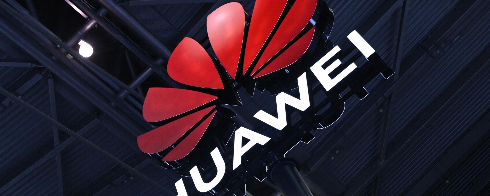 Logotipo da Huawei durante a Conferência Mundial de Inteligência Artificial (WAIC, na sigla em inglês) em Xangai, China, 6 de julho de 2023 - Sputnik Brasil, 1920, 25.10.2023
