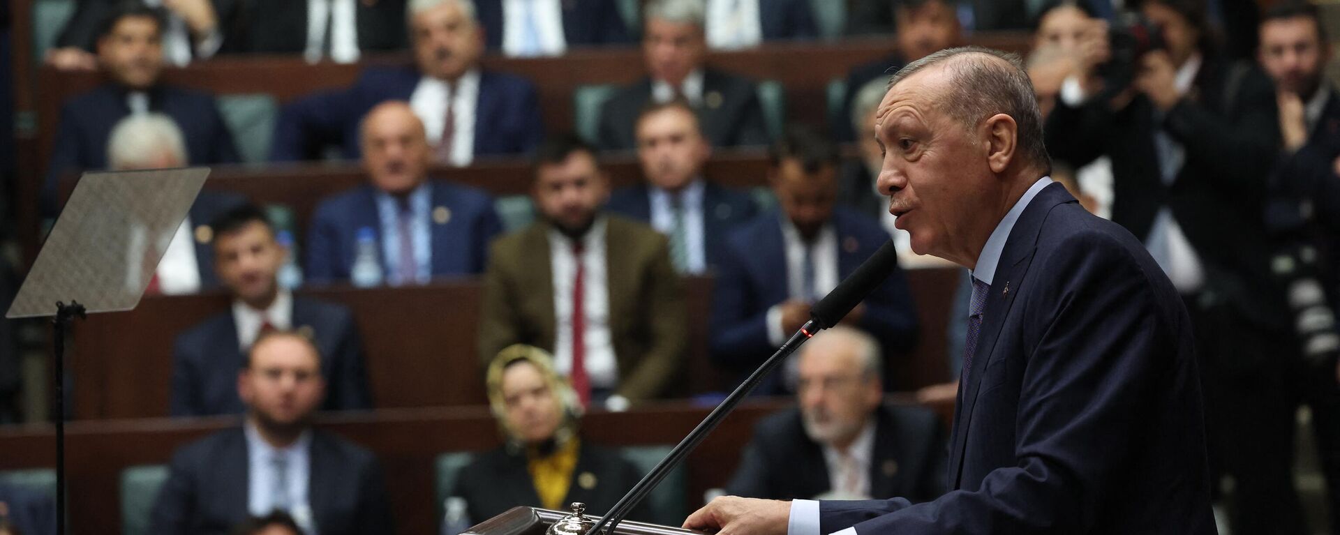 O presidente da Turquia e líder do Partido da Justiça e Desenvolvimento (AK), Recep Tayyip Erdogan, faz um discurso durante a reunião do grupo de seu partido na Grande Assembleia Nacional Turca em Ancara, em 25 de outubro de 2023 - Sputnik Brasil, 1920, 25.10.2023