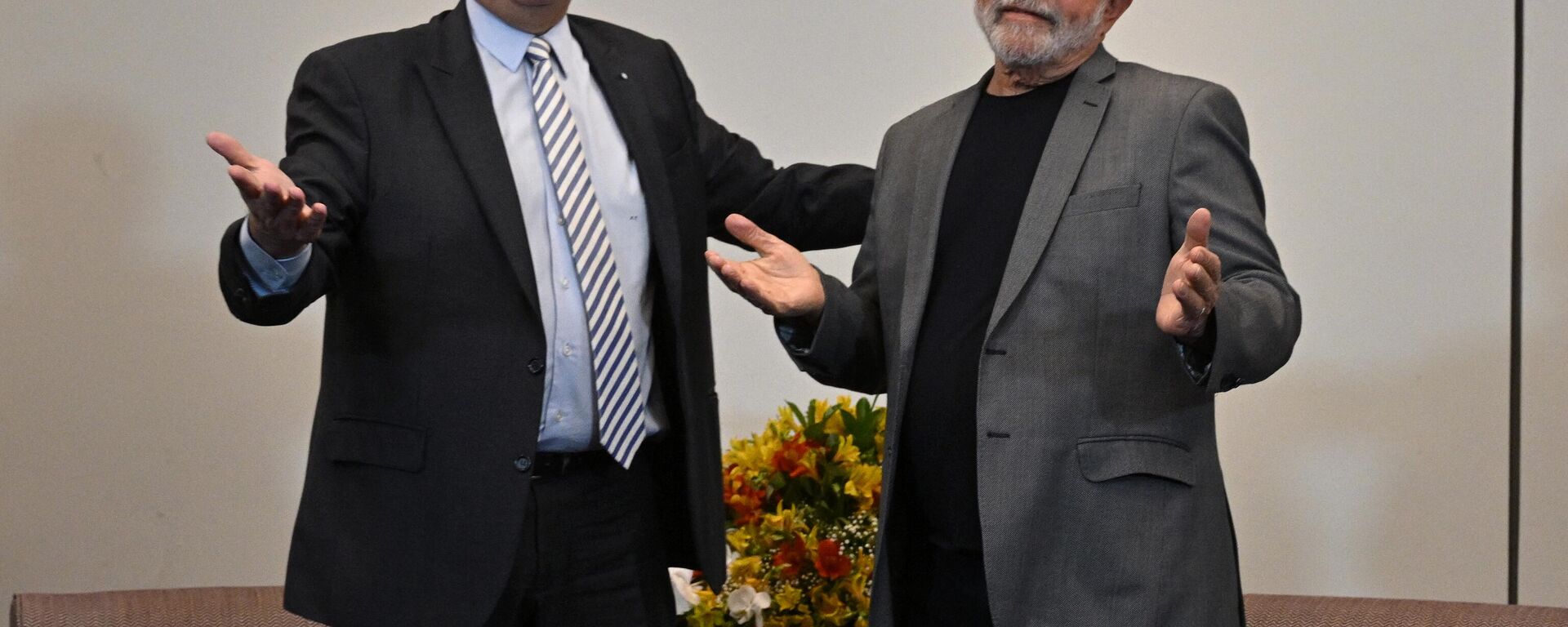 O presidente da Argentina, Alberto Fernández (à esquerda), e o então presidente eleito do Brasil, Luiz Inácio Lula da Silva, posam para fotos durante reunião em São Paulo, Brasil, em 31 de outubro de 2022 - Sputnik Brasil, 1920, 25.10.2023