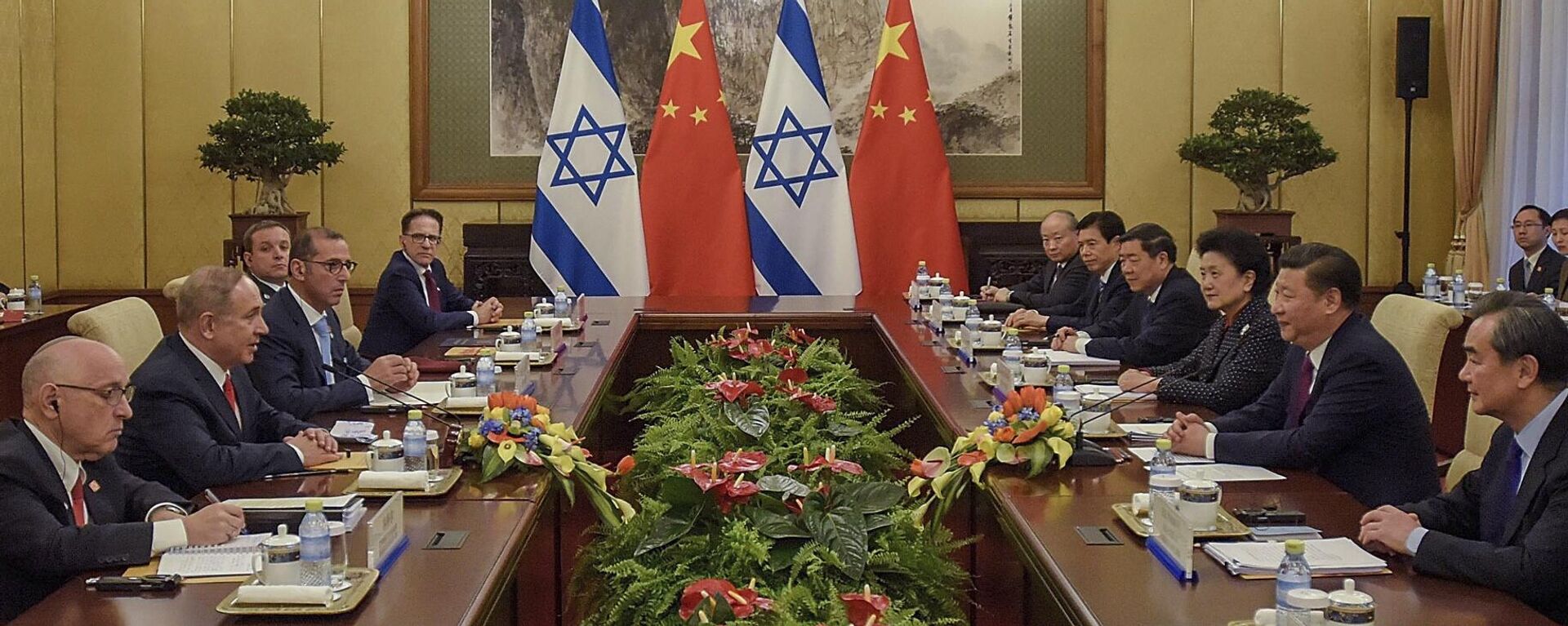 O primeiro-ministro israelense Benjamin Netanyahu, terceiro à esquerda, e o presidente chinês Xi Jinping, terceiro à direita, participam de reunião na Diaoyutai State Guesthouse em 21 de março de 2017 em Pequim, China - Sputnik Brasil, 1920, 26.10.2023