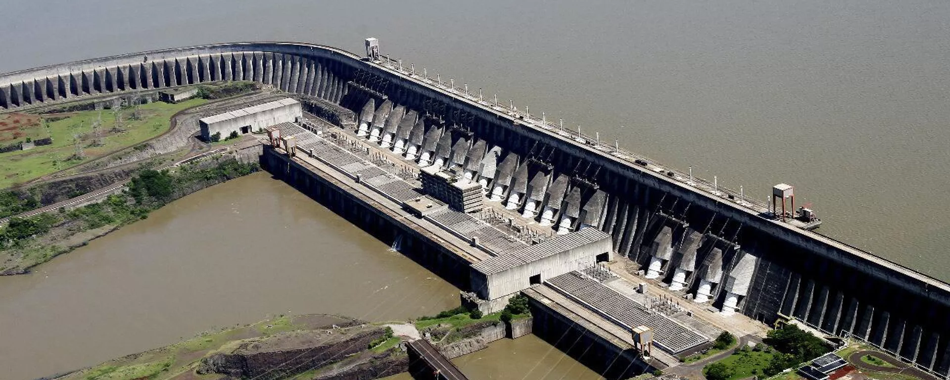 Barragem de Itaipu, no rio Paraná, entre o Brasil e o Paraguai. Foz do Iguaçu (PR), 26 de agosto de 2020 - Sputnik Brasil, 1920, 26.10.2023
