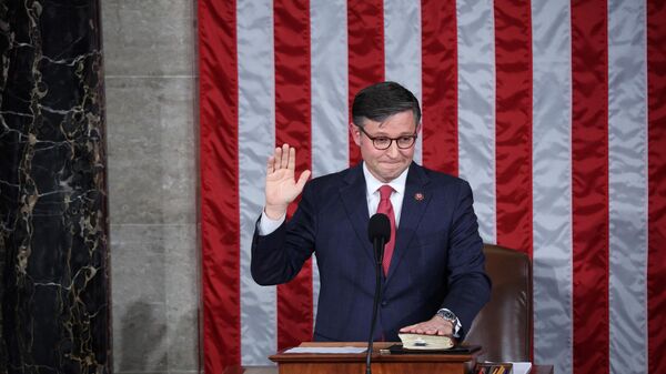 O recém-eleito presidente da Câmara dos EUA, Mike Johnson, toma posse no Capitólio dos EUA, em Washington, DC, em 25 de outubro de 2023 - Sputnik Brasil