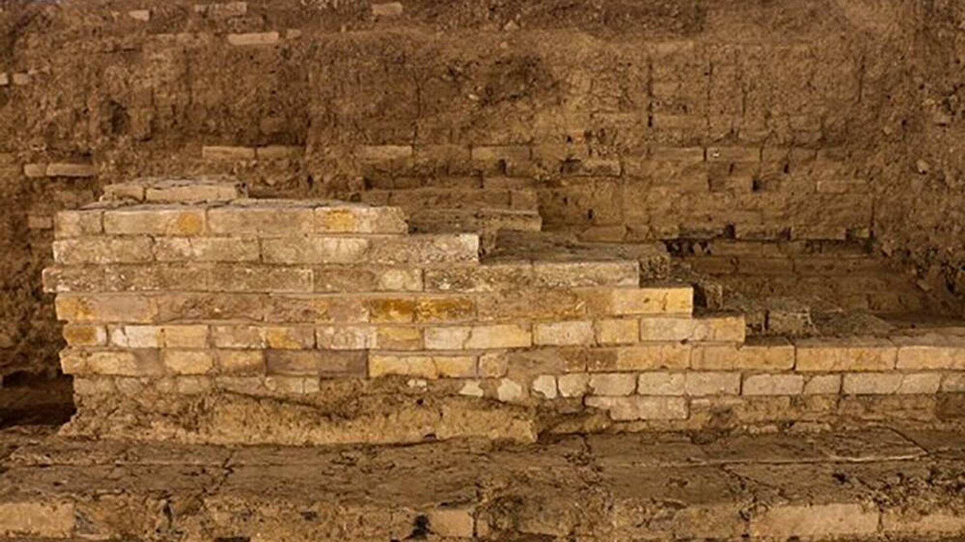 Muro De Mosteiro De Tijolos Arborizados, Com Janela De Pedra Branca,  Fragmento Da Fachada De Um Edifício Histórico Imagem de Stock - Imagem de  textura, porta: 211937777