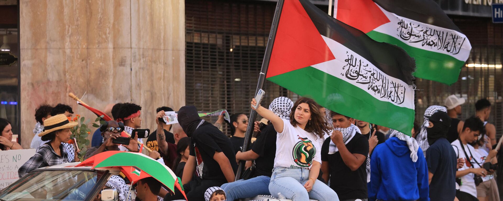 As pessoas agitam bandeiras palestinas enquanto se manifestam em apoio aos palestinos em Los Angeles, Califórnia, em 21 de outubro de 2023, em meio ao conflito contínuo entre Israel e o Hamas - Sputnik Brasil, 1920, 27.10.2023