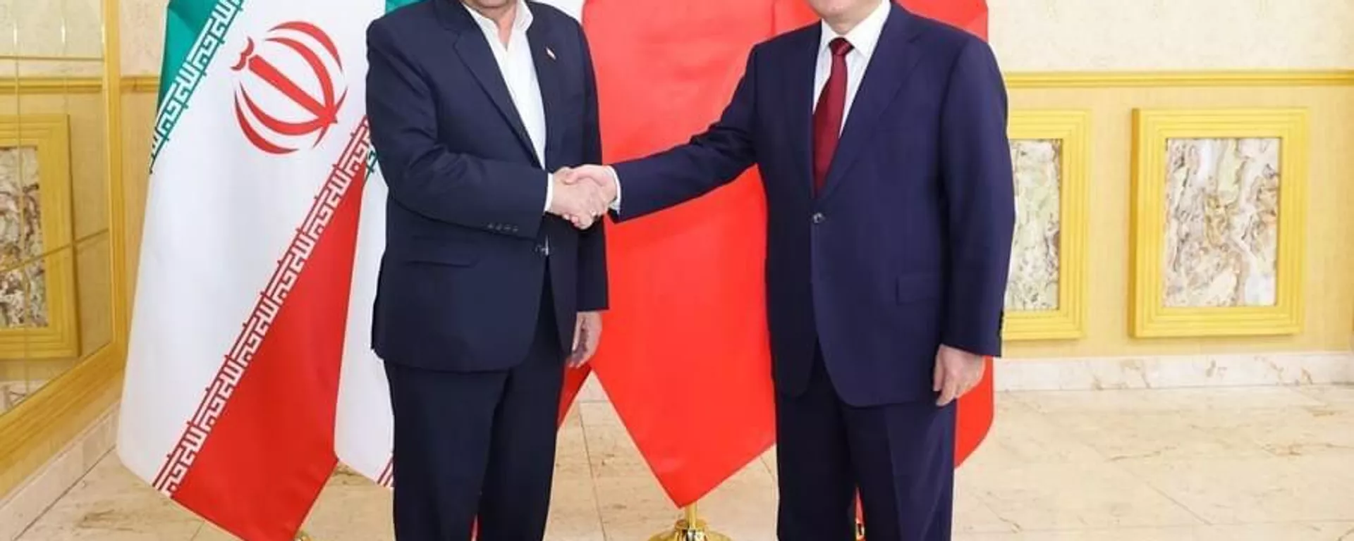 O primeiro-ministro, Li Qiang, e o vice-presidente iraniano, Mohammad Mokhber, no Quirguistão, 27 de outubro de 2023 - Sputnik Brasil, 1920, 27.10.2023