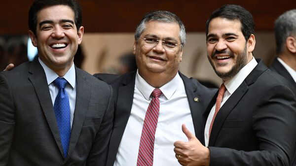 O ministro da Justiça, Flávio Dino (ao centro), o advogado-geral da União, Jorge Messias (à direita), e o presidente do Tribunal de Contas da União (TCU), Bruno Dantas, durante a posse do ministro do Supremo Tribunal Federal (STF) Luís Roberto Barroso como presidente do tribunal. Brasília (DF), 28 de setembro de 2023 - Sputnik Brasil