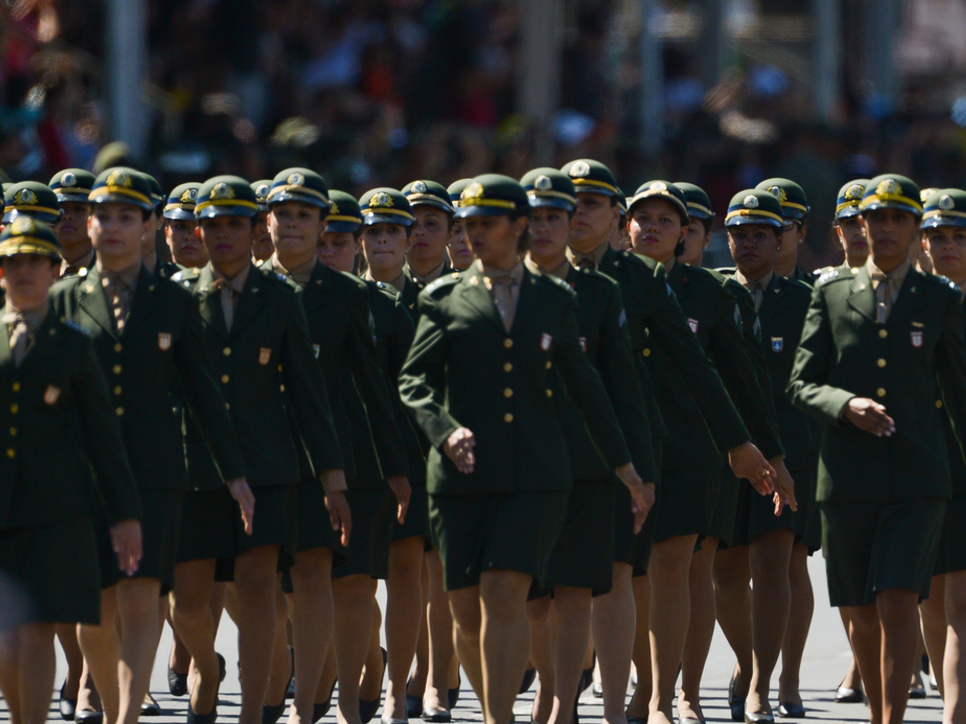 Mulheres-soldados Do Exército Brasileiro Desfilando No Dia Da