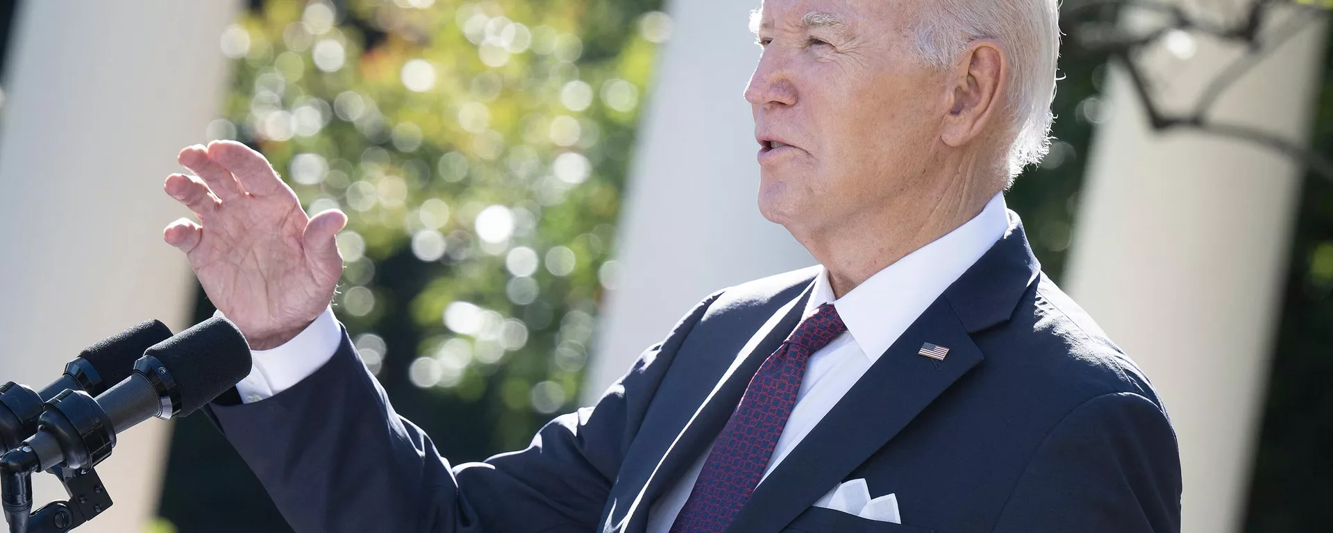 Joe Biden, presidente dos EUA, fala durante coletiva de imprensa com Anthony Albanese, primeiro-ministro da Austrália (fora da foto) na Casa Branca, em Washington. EUA, 25 de outubro de 2023 - Sputnik Brasil, 1920, 27.10.2023