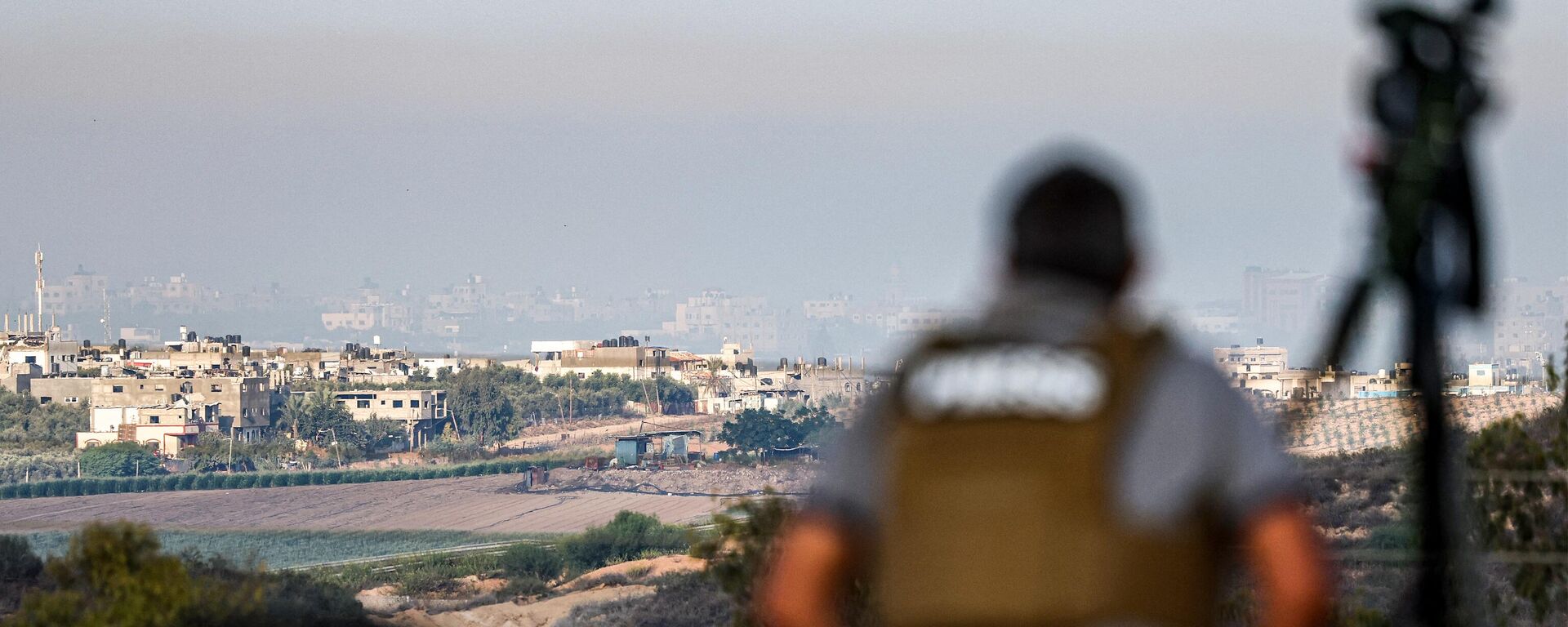 Jornalista com câmera observa a parte norte da Faixa de Gaza desde a cidade de Sderot, no sul de Israel, em 18 de outubro de 2023 - Sputnik Brasil, 1920, 27.10.2023