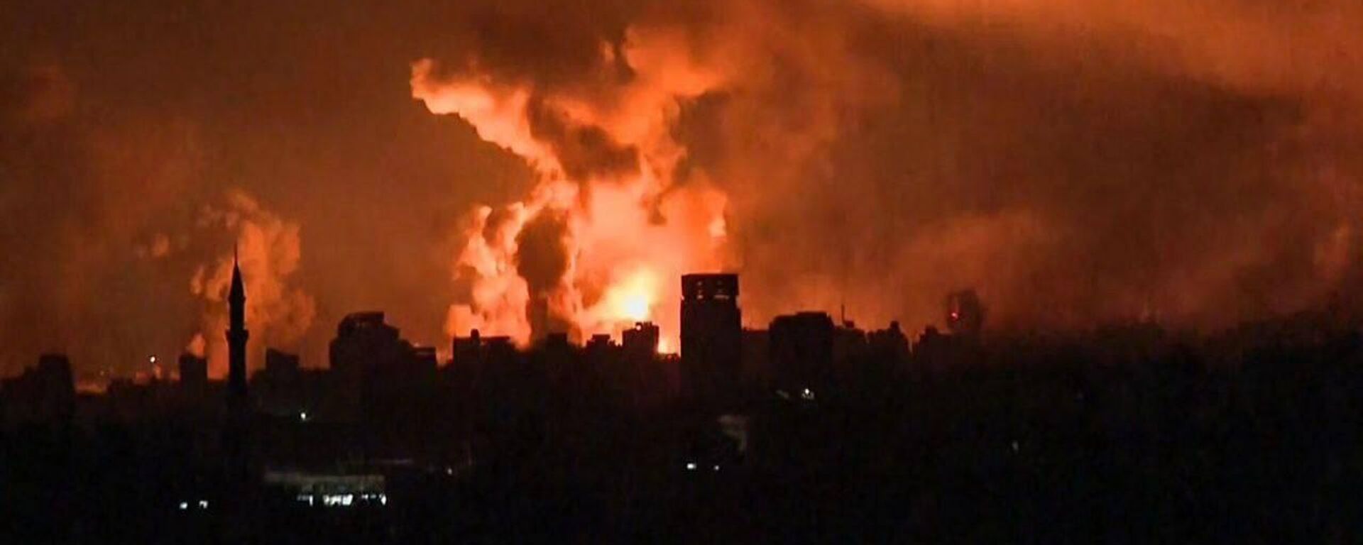Bombardeios intensos registrados em Gaza durante a noite, com cidade sem luz, em 27 de outubro de 2023 - Sputnik Brasil, 1920, 28.10.2023