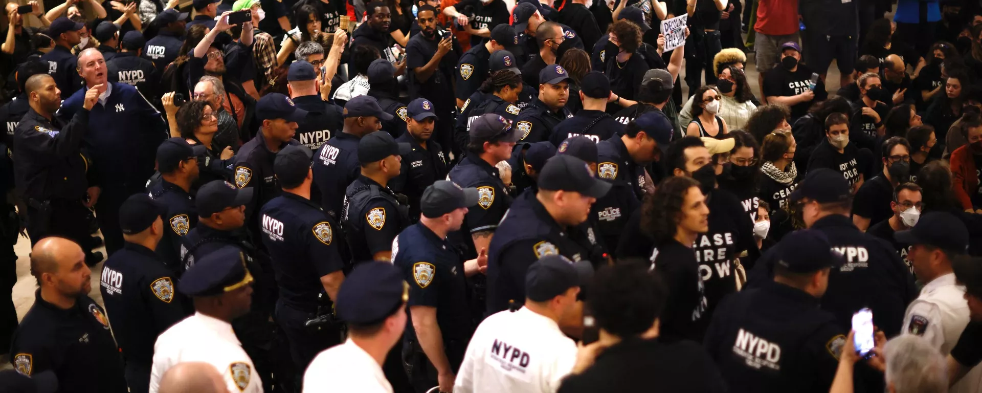 Policiais de Nova York prendem centenas manifestantes judeus que protestavam na Estação Grand Central, em Nova York, pelo cessar fogo do conflito entre Israel e Palestina, em 27 de outubro de 2023 - Sputnik Brasil, 1920, 28.10.2023