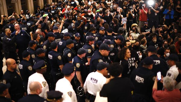 Policiais de Nova York prendem centenas manifestantes judeus que protestavam na Estação Grand Central, em Nova York, pelo cessar fogo do conflito entre Israel e Palestina, em 27 de outubro de 2023 - Sputnik Brasil