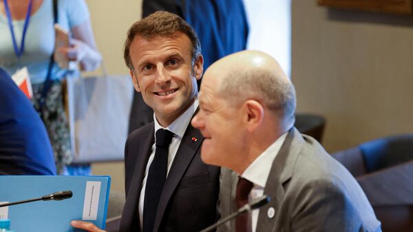 Emmanuel Macron, presidente da França (à esquerda), e Olaf Scholz, chanceler da Alemanha (à direita), participam de reunião com Vjosa Osmani, presidente da autoproclamada república de Kosovo, à margem da Cúpula da Comunidade Política Europeia (CPE, na sigla em inglês), em Bulboaca, Moldávia, 1º de junho de 2023 - Sputnik Brasil