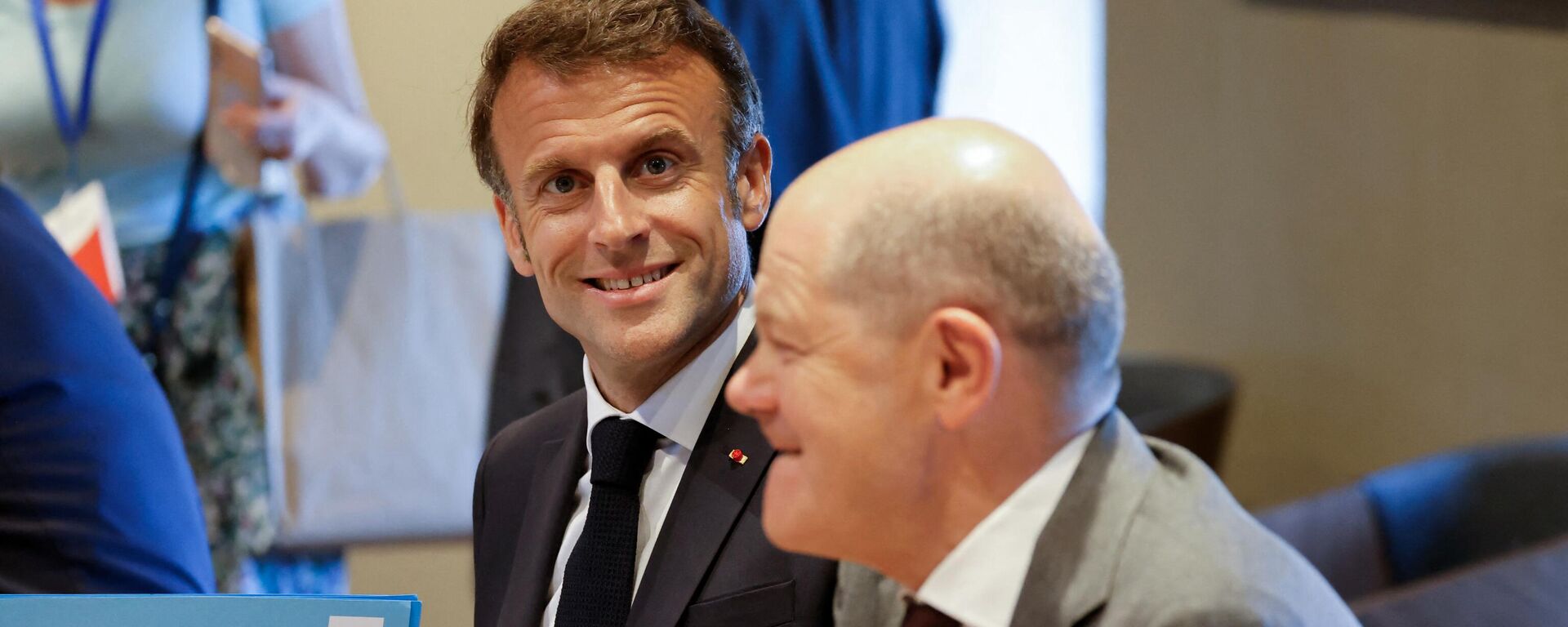 Emmanuel Macron, presidente da França (à esquerda), e Olaf Scholz, chanceler da Alemanha (à direita), participam de reunião com Vjosa Osmani, presidente da autoproclamada república de Kosovo, à margem da Cúpula da Comunidade Política Europeia (CPE, na sigla em inglês), em Bulboaca, Moldávia, 1º de junho de 2023 - Sputnik Brasil, 1920, 28.10.2023