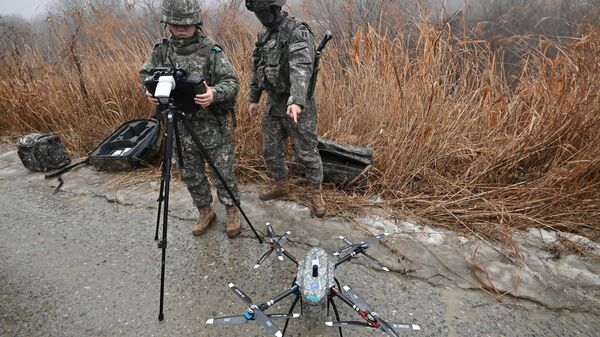 Soldados sul-coreanos verificam um drone durante um exercício militar conjunto entre o Batalhão Stryker da 2ª Divisão de Infantaria dos EUA e a Brigada de Demonstração de Tigres do Exército da 25ª Divisão de Infantaria ROK em um campo de treinamento em Paju em 13 de janeiro de 2023 - Sputnik Brasil