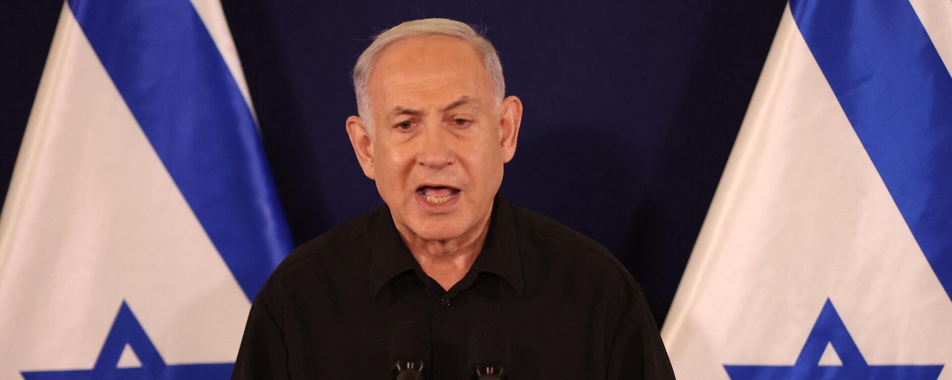 O primeiro-ministro israelense, Benjamin Netanyahu, fala durante uma entrevista coletiva na base militar de Kirya, em Tel Aviv, em 28 de outubro de 2023 - Sputnik Brasil, 1920, 28.10.2023