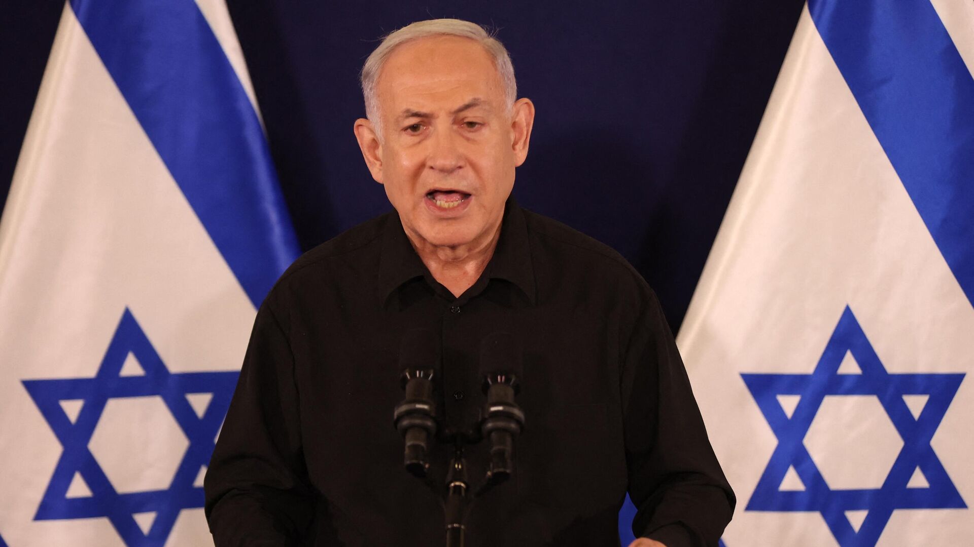 O primeiro-ministro israelense, Benjamin Netanyahu, fala durante uma entrevista coletiva na base militar de Kirya, em Tel Aviv, em 28 de outubro de 2023 - Sputnik Brasil, 1920, 28.10.2023