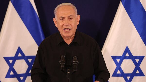 O primeiro-ministro israelense, Benjamin Netanyahu, fala durante uma entrevista coletiva na base militar de Kirya, em Tel Aviv, em 28 de outubro de 2023 - Sputnik Brasil