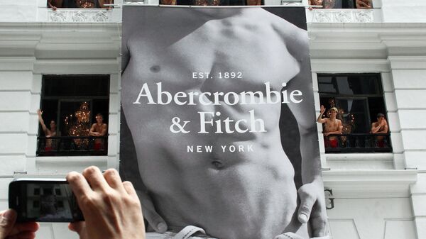 Em 5 de agosto de 2012, um homem usa seu telefone celular para tirar fotos de modelos masculinos de topless acenando para uma multidão de curiosos da loja de roupas Abercrombie & Fitch, que será inaugurada em breve em Hong Kong - Sputnik Brasil
