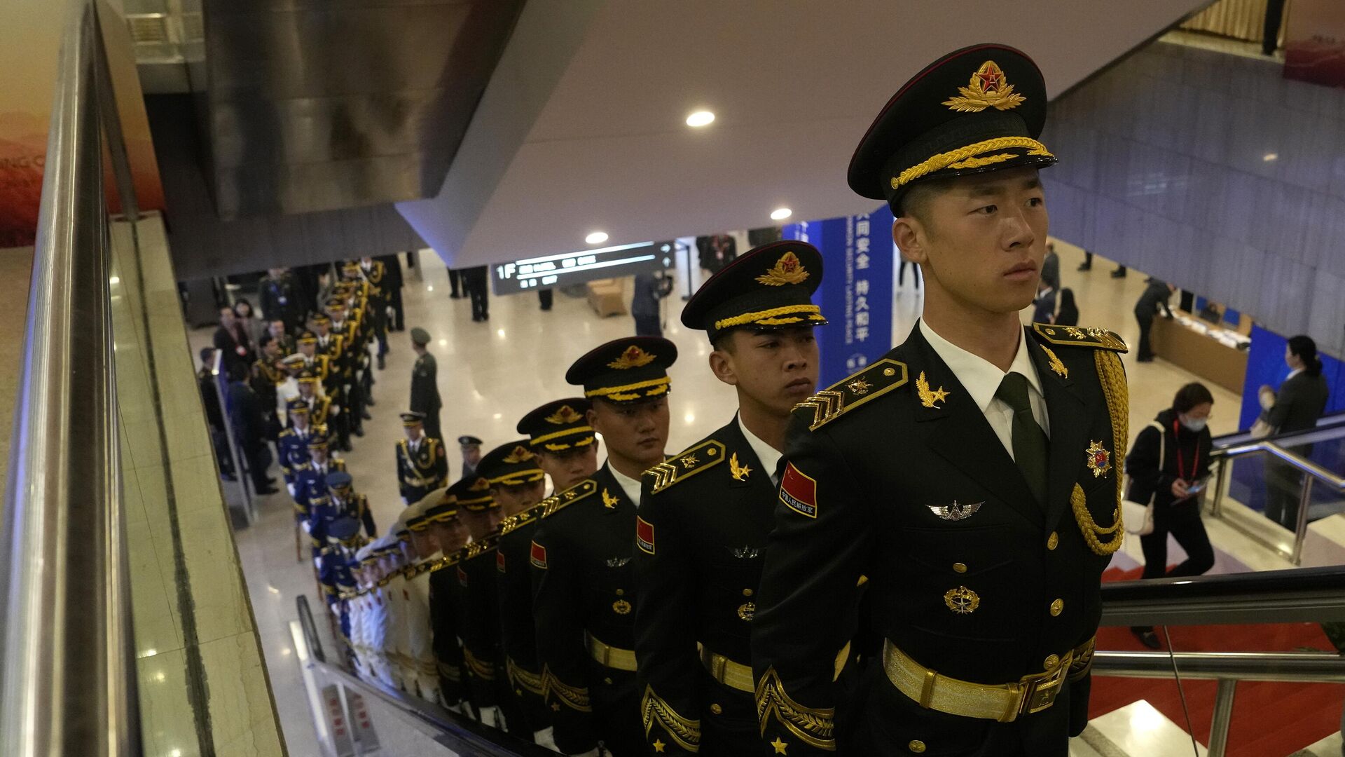 Члены китайского почетного караула едут на эскалаторе в Пекине, Китай - Sputnik Brasil, 1920, 31.10.2023