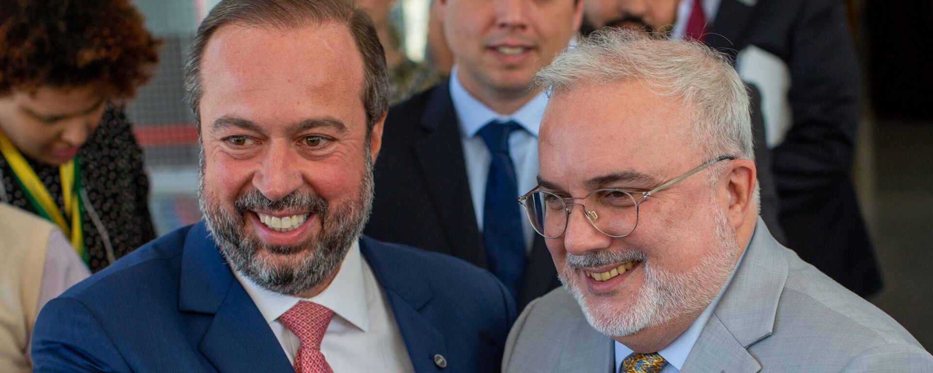 O ministro de Minas e Energia, Alexandre Silveira (à esquerda), e o presidente da Petrobras, Jean Paul Prates, durante anúncio da nova política de preços dos combustíveis, em 16 de maio de 2023 - Sputnik Brasil, 1920, 30.10.2023