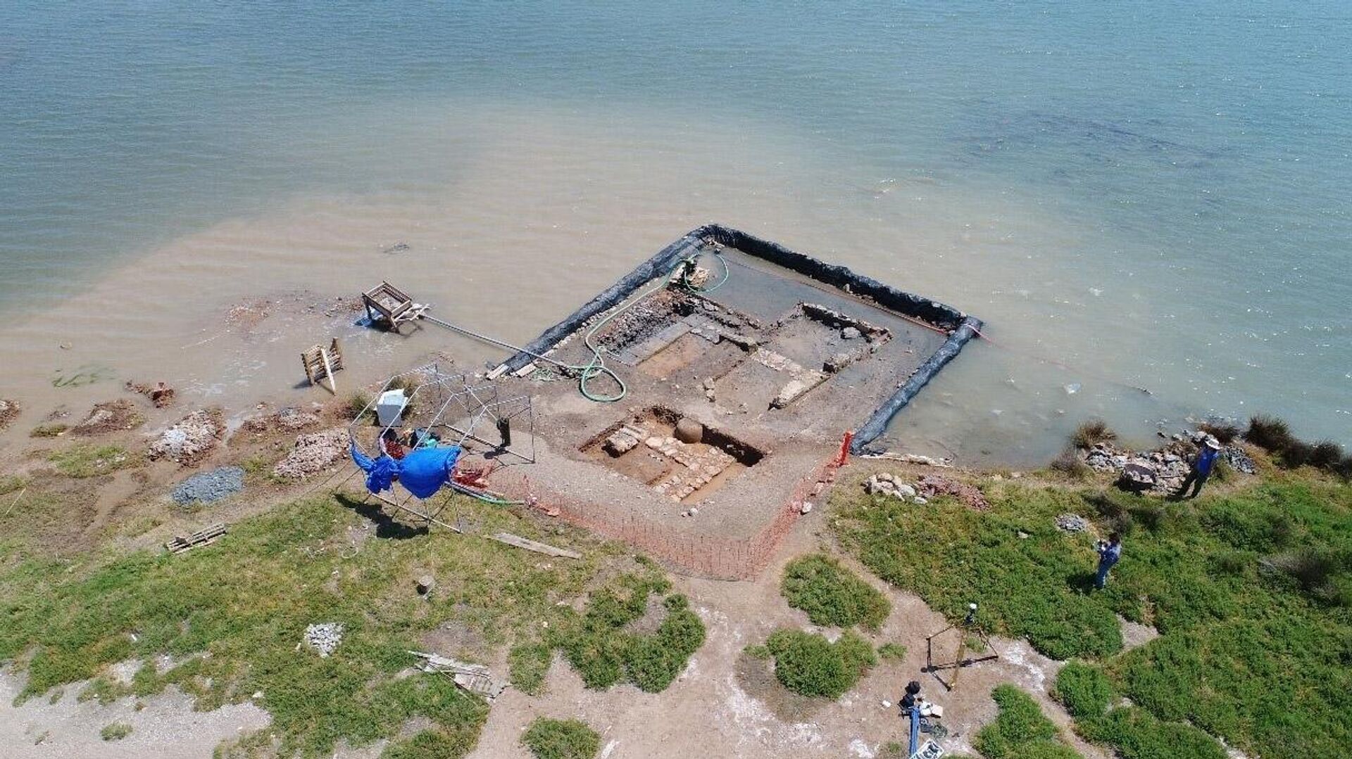 Um edifício submerso que foi encontrado durante exploração da costa oriental da antiga cidade Salamina - Sputnik Brasil, 1920, 31.10.2023