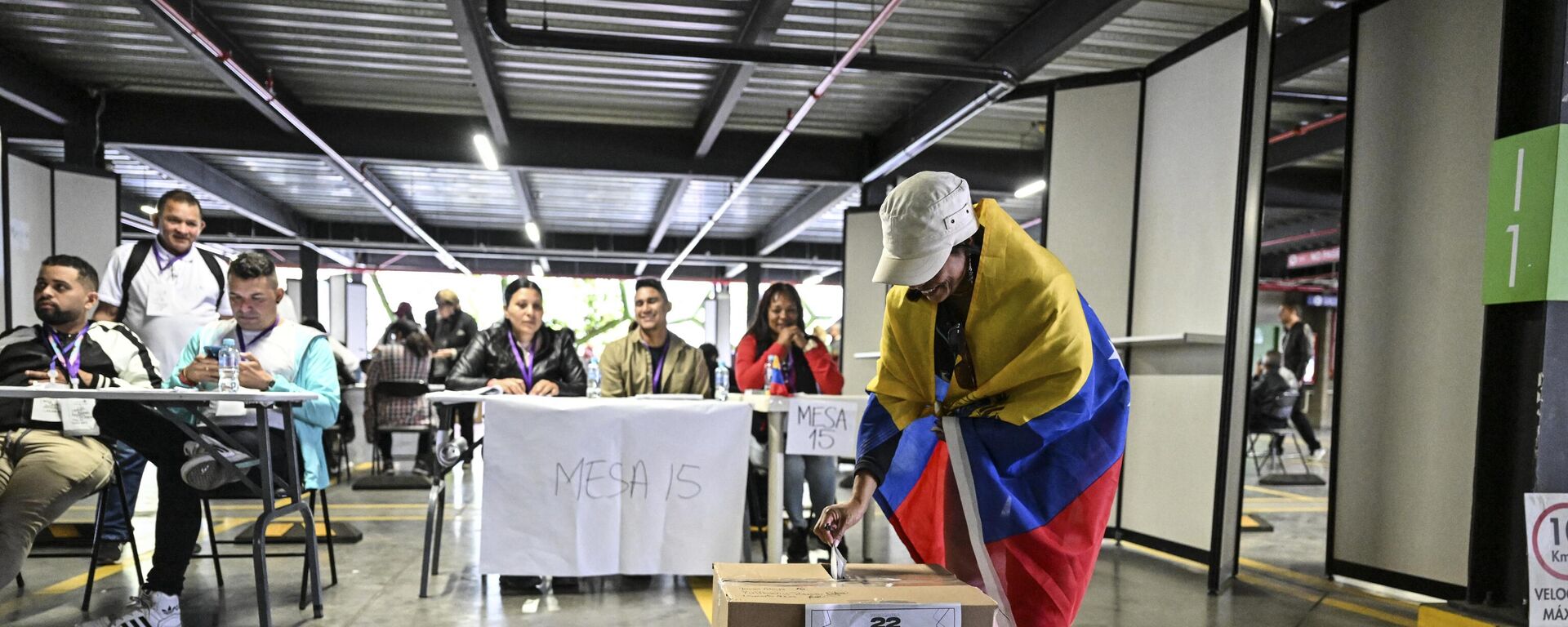 Uma mulher vota em uma seção eleitoral em Bogotá em 22 de outubro de 2023, durante as eleições primárias da oposição venezuelana - Sputnik Brasil, 1920, 31.10.2023