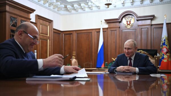 O presidente russo, Vladimir Putin (à direita), e o primeiro-ministro russo, Mikhail Mishustin, durante reunião de trabalho no Kremlin - Sputnik Brasil