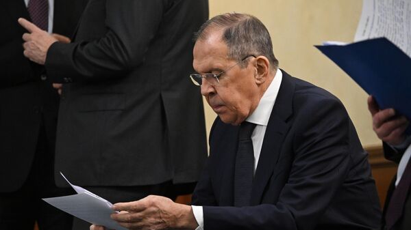 Sergei Lavrov, ministro das Relações Exteriores da Rússia, antes do início da reunião entre os presidentes da Rússia, Vladimir Putin, e do Azerbaijão, Ilham Aliev, em 12 de outubro de 2023 - Sputnik Brasil