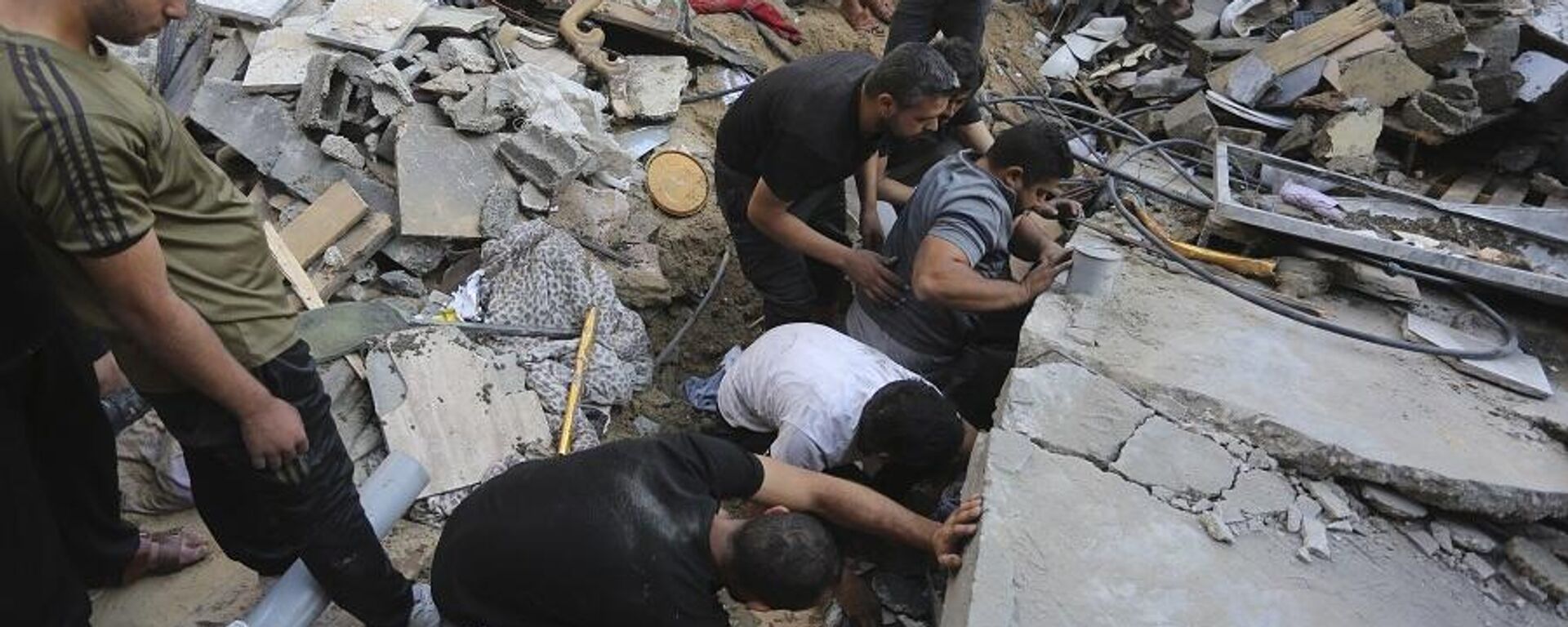 Palestinos buscam por sobreviventes em meio aos destroços na Faixa de Gaza. Rafah, 31 de outubro de 2023 - Sputnik Brasil, 1920, 02.11.2023