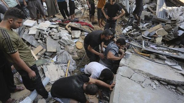 Palestinos buscam por sobreviventes em meio aos destroços na Faixa de Gaza. Rafah, 31 de outubro de 2023 - Sputnik Brasil