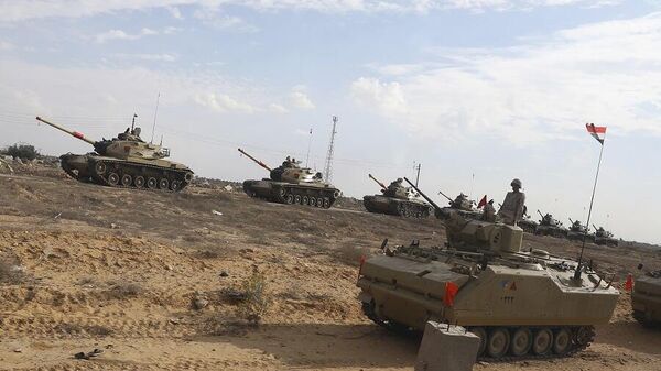 Exército do Egito posiciona tanques próximo à fronteira com a Faixa de Gaza. Rafah, 31 de outubro de 2023 - Sputnik Brasil