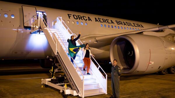 Desembarque de brasileiros repatriados dos territórios de Israel e Palestina, na base aérea de Brasília, em 11 de outubro de 2023. A repatriação dos cidadãos brasileiros é parte da operação Voltando em Paz - Sputnik Brasil